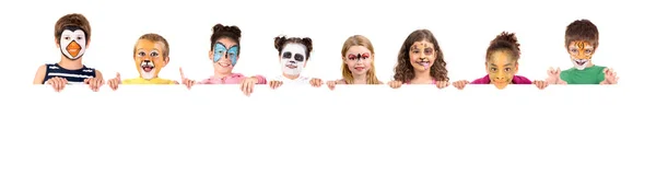 Kindergruppe Mit Tierschminken Über Einer Weißen Tafel — Stockfoto