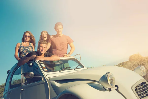 Amigos em um carro — Fotografia de Stock