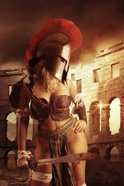 Femme gladiateur dans l arène — Photo