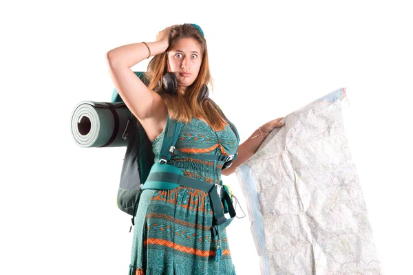 Menina turista com mochila e mapa — Fotografia de Stock