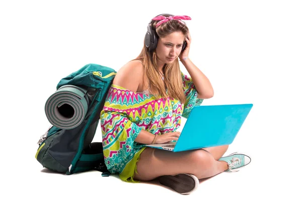 Ragazza in viaggio con computer portatile — Foto Stock