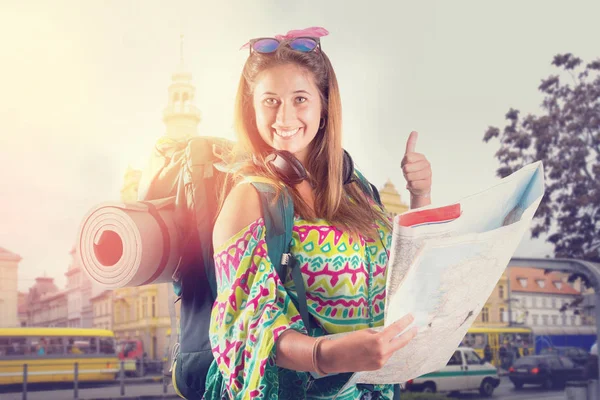Девушка туристка с рюкзаком и картой — стоковое фото