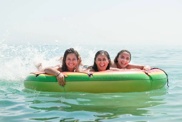 Meninas se divertindo na água — Fotografia de Stock