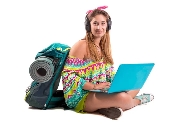 Mädchen mit Laptop unterwegs — Stockfoto