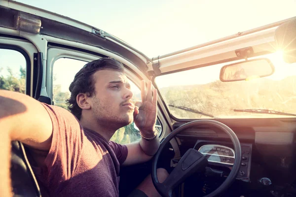 Jonge man in een auto — Stockfoto