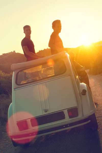 Vrienden in een auto — Stockfoto