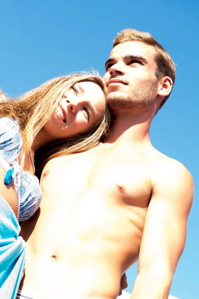 Jeune couple à la plage — Photo