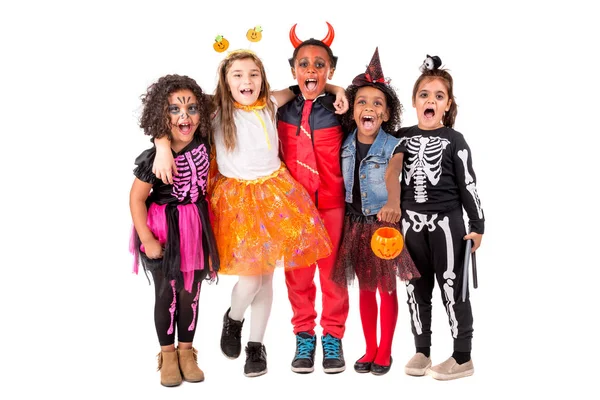 Grupp av barn i halloween kostymer — Stockfoto