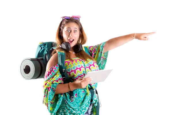 Chica viajera con mochila y tableta — Foto de Stock