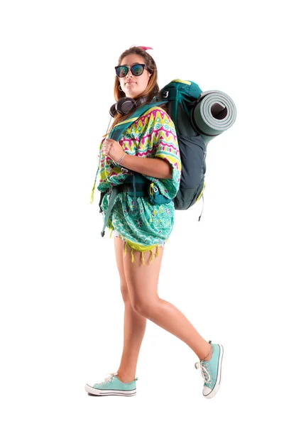 Dívka s batohem na cestách — Stock fotografie
