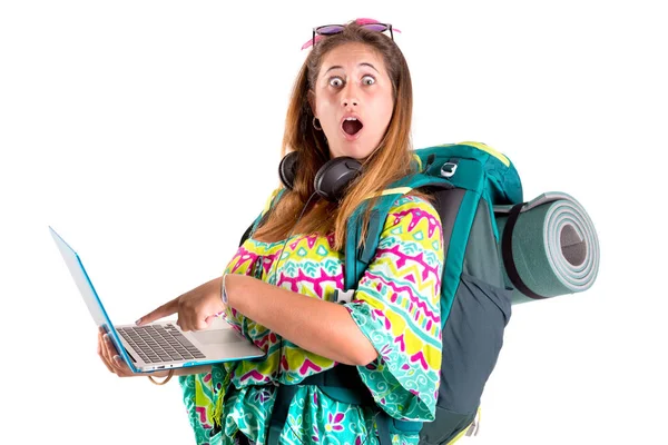 Traveling girl with backpack and laptop — Stock Photo, Image