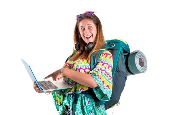 Traveling girl with backpack and laptop — Stock Photo, Image