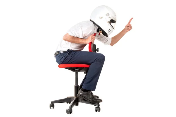 Kafasında Kaskla Beyaz Bir Sandalyede Yarışan Bir Adamı — Stok fotoğraf