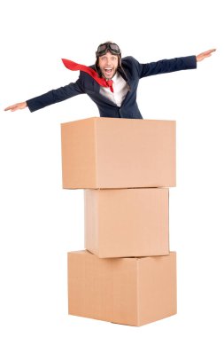 Tabletli bir işadamı karton kutularda uçuyor.