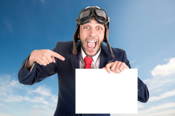 空に対してポーズを取るパイロットゴーグルとホワイトボードを持つビジネスマン — ストック写真
