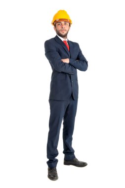 Kasklı mühendis beyaz arka planda izole edildi