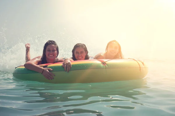 Meninas Felizes Uma Melancia Inflável Praia — Fotografia de Stock
