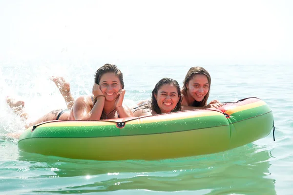 Ragazze Felici Anguria Gonfiabile Spiaggia — Foto Stock