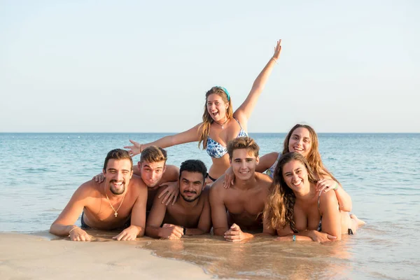 Skupina Šťastných Mladých Lidí Pláži — Stock fotografie