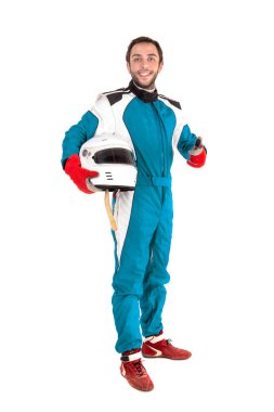 Beyaz kaskla poz veren yarışçı.