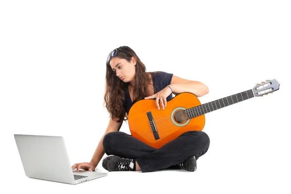 Menina Feliz Posando Com Guitarra Laptop Isolado Branco — Fotografia de Stock