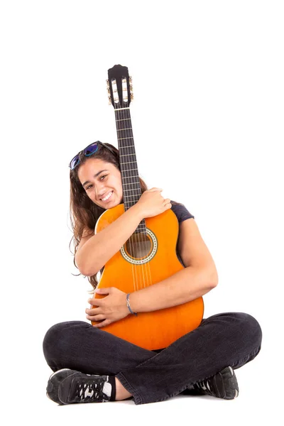 Glad Tjej Poserar Med Gitarr Isolerad Vitt — Stockfoto