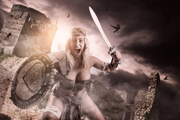 Antike Kriegerin Oder Gladiatorin Posiert Mit Schwert Und Schild — Stockfoto