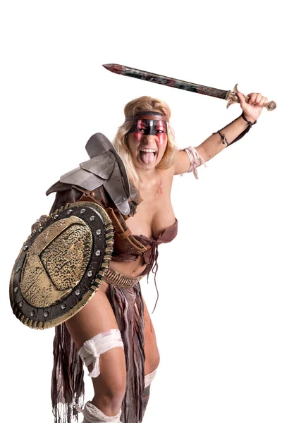 Mulher Antiga Guerreira Gladiadora Posando Com Espada Escudo Isolada Branco — Fotografia de Stock
