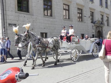 Krakow, Polonya - 5 Mayıs 2018: Şenlikli zengin koşum safkan atlar. Eski bir şehir bir arabası yürümek.