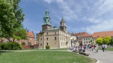 Krakow, Polonya - 5 Mayıs 2018: Turist eski kale toprakları üzerinden yürümek.