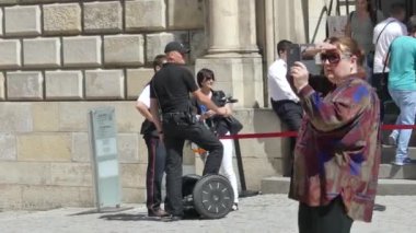 Krakow, Polonya - 5 Mayıs 2018: polis memuru segway üzerinde. Segway turistler arasında geçer.