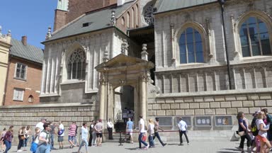 Krakow, Polonya - 5 Mayıs 2018: Turist eski kale toprakları üzerinden yürümek.