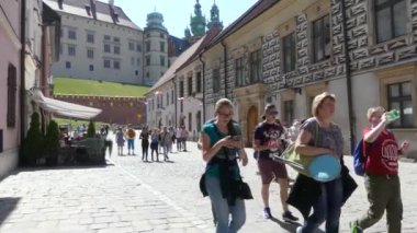 Krakow, Polonya - 5 Mayıs 2018: Turist eski şehrin ortasında yürüyor.