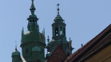 Krakow, Polonya - 5 Mayıs 2018: Turist eski şehrin ortasında yürüyor.