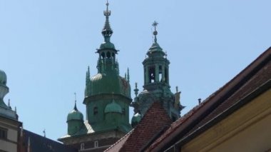 Krakow, Polonya - 5 Mayıs 2018: Turist eski şehrin ortasında yürüyor.