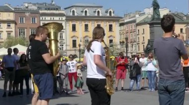 Krakow, Polonya - 5 Mayıs 2018: erkek grubu nefesli/üflemeli saz ile gerçekleştirmek insanların kalabalık caddede