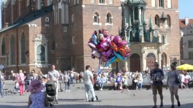 Krakow, Polonya - 5 Mayıs 2018: Balon, popüler çizgi film yakın şehir merkezinde