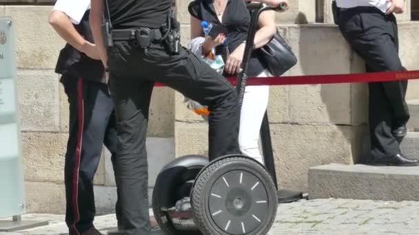 クラクフ ポーランド 2018 セグウェイの警察官 観光客の間でセグウェイを渡します — ストック動画