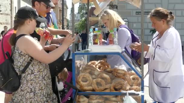 Krakow Polonya Mayıs 2018 Turistlerin Simit Gingerbread Bir Sokak Satıcısından — Stok video