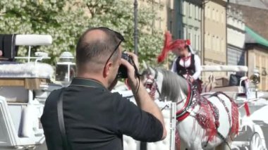 Krakow, Polonya - 5 Mayıs 2018: Şenlikli zengin koşum safkan atlar. Eski bir şehir bir arabası yürümek.