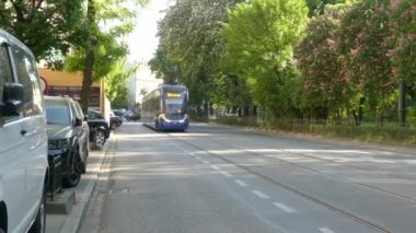 Krakow, Polonya - 5 Mayıs 2018: Tramvay Krakow tarihi parçası geçirir. Polonya toplu ulaşım.