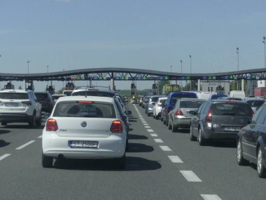 Krakow, Polonya - 5 Mayıs 2018: Otomobil Krakow ve Prag bir geçiş yolu. Paralı yol Polonya seyahat için ödeme.
