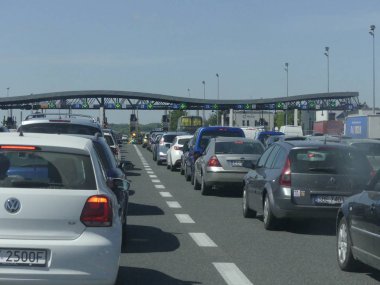 Krakow, Polonya - 5 Mayıs 2018: Otomobil Krakow ve Prag bir geçiş yolu. Paralı yol Polonya seyahat için ödeme.