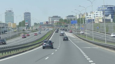 Krakow, Polonya - 6 Mayıs 2018: Otomobil sürücüsü Prag yakınlarındaki yolu boyunca. Şehrin arka planda arabalı takip.