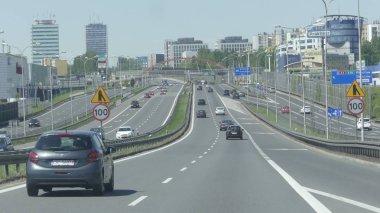 Krakow, Polonya - 6 Mayıs 2018: Otomobil sürücüsü Prag yakınlarındaki yolu boyunca. Şehrin arka planda arabalı takip.
