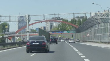 Krakow, Polonya - 6 Mayıs 2018: Otomobil sürücüsü Prag yakınlarındaki yolu boyunca. Şehrin arka planda arabalı takip.