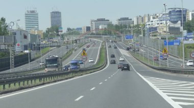 Krakow, Polonya - 6 Mayıs 2018: Otomobil sürücüsü Prag yakınlarındaki yolu boyunca. Şehrin arka planda arabalı takip.