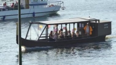 Krakow, Polonya - 6 Mayıs 2018: Krakow Nehri boyunca bir zevk tekne turist yelken. Vistula Nehri.