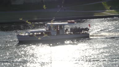 Krakow, Polonya - 6 Mayıs 2018: Krakow Nehri boyunca bir zevk tekne turist yelken. Vistula Nehri.