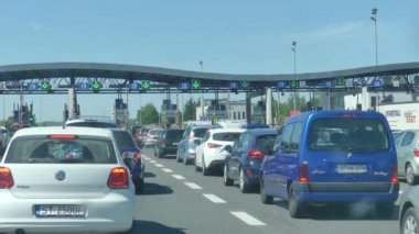 Krakow, Polonya - 5 Mayıs 2018: Otomobil Krakow ve Prag bir geçiş yolu. Paralı yol Polonya seyahat için ödeme.